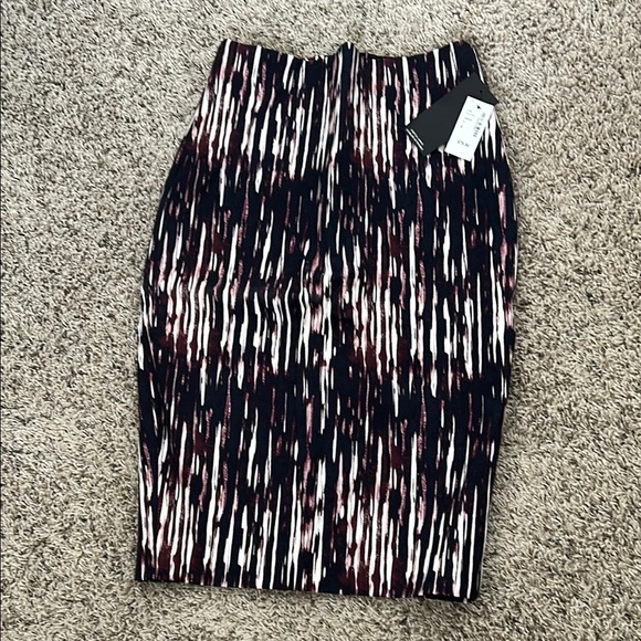 Stylish Pencil Black and White Patterned Skirt - Picture 1 of 6